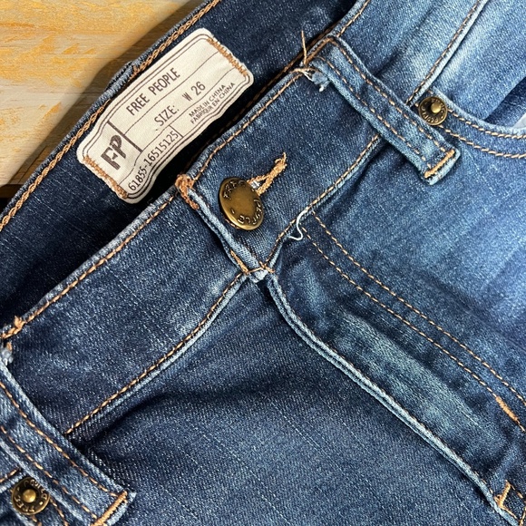 Like New ✵☽Free People☾✵ Distressed < Great Heights > Frayed Blue Jean | 26 XS 2 - Picture 5 of 16